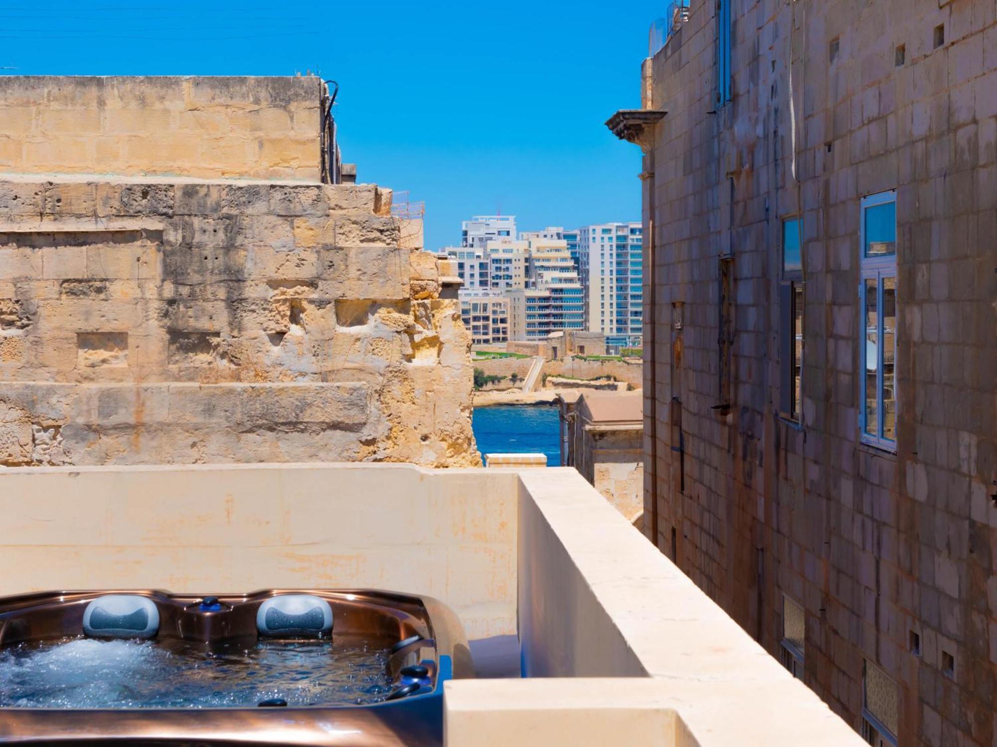 Exquisite 3-bedroom Duplex Penthouse With Jacuzzi In Centre Apartment *
