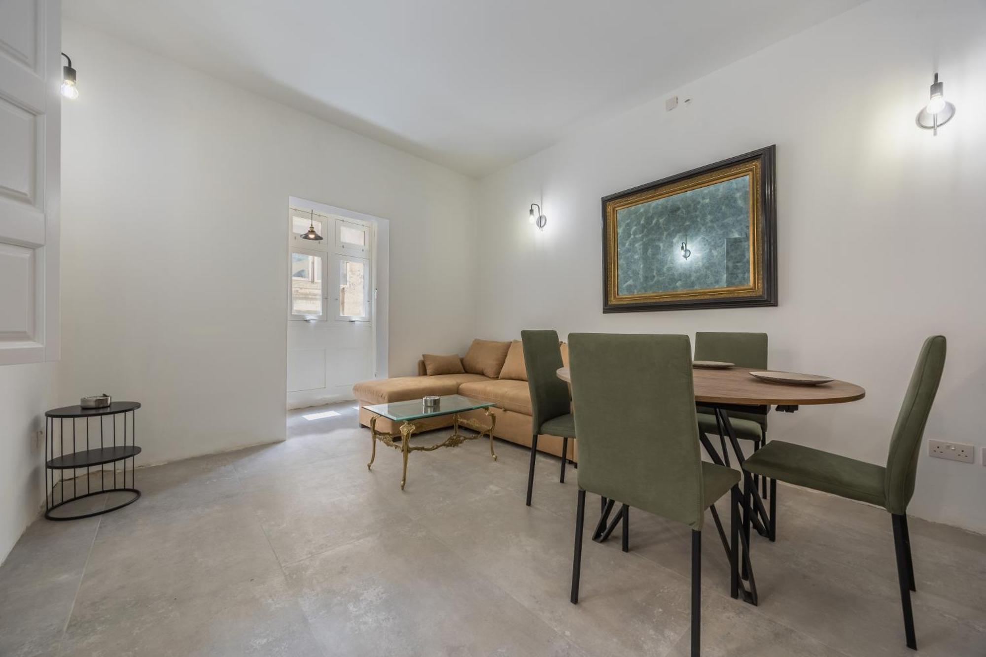 Traditional 2br Stylish Townhouse With Maltese Balcony - Close To Triton Fountain Valletta, Sliema & Saint Julians