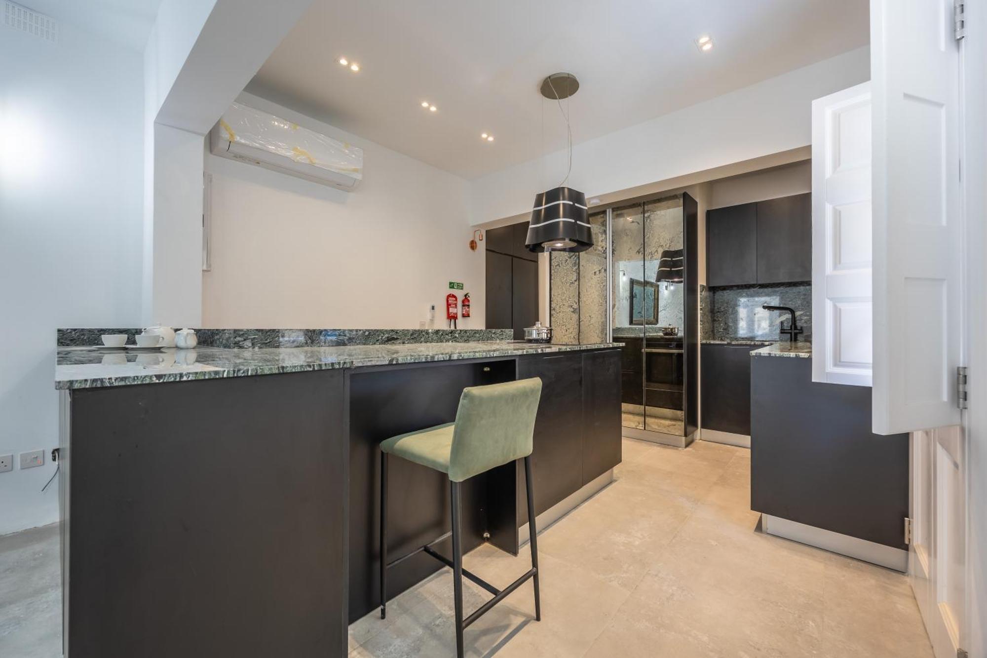 Traditional 2br Stylish Townhouse With Maltese Balcony - Close To Triton Fountain Valletta, Sliema & Saint Julians