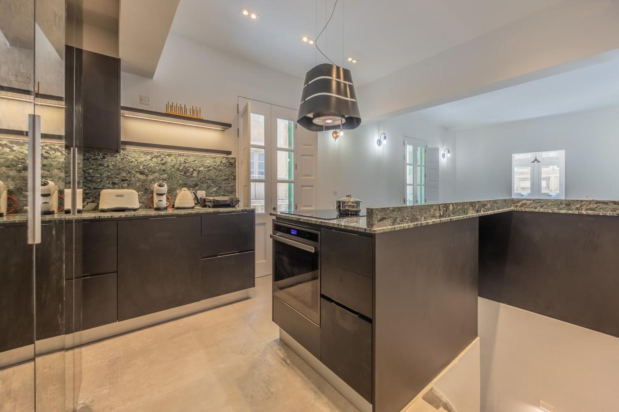 Traditional 2br Stylish Townhouse With Maltese Balcony - Close To Triton Fountain Valletta, Sliema & Saint Julians * Valletta