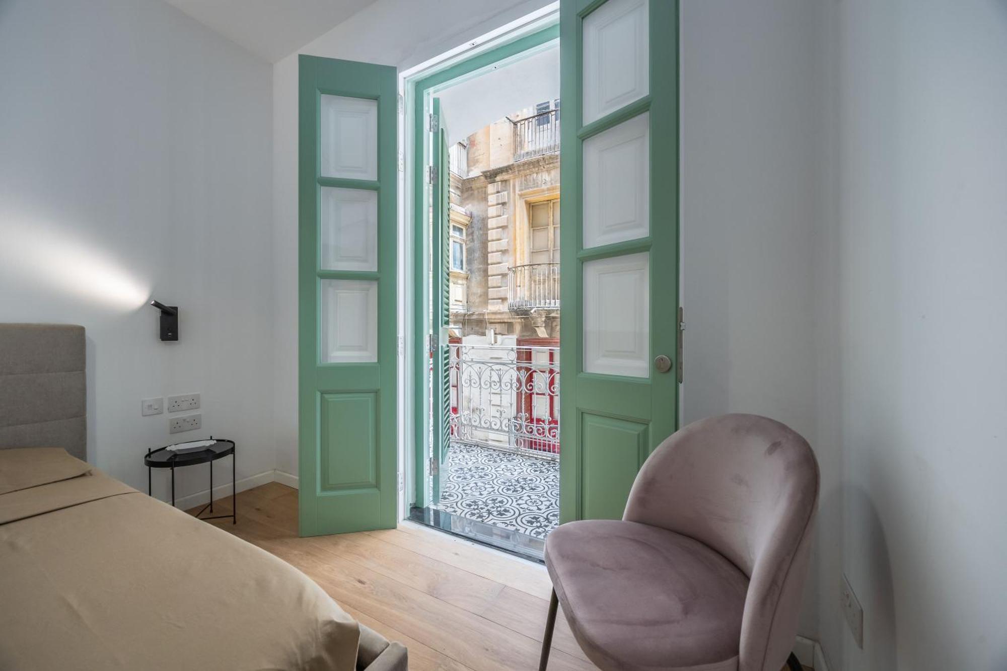 Traditional 2br Stylish Townhouse With Maltese Balcony - Close To Triton Fountain Valletta, Sliema & Saint Julians * Valletta