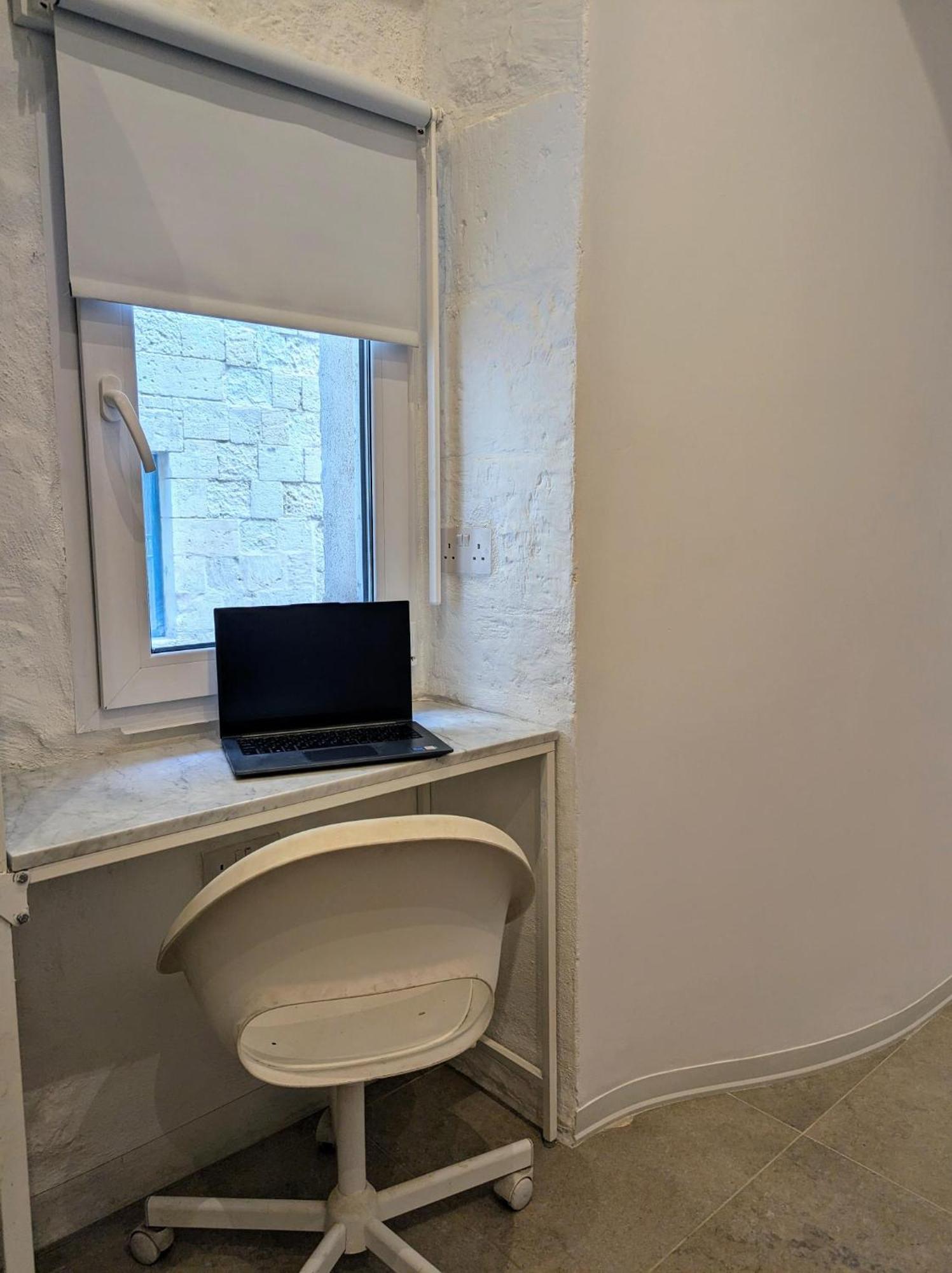 35, Boutique Escape