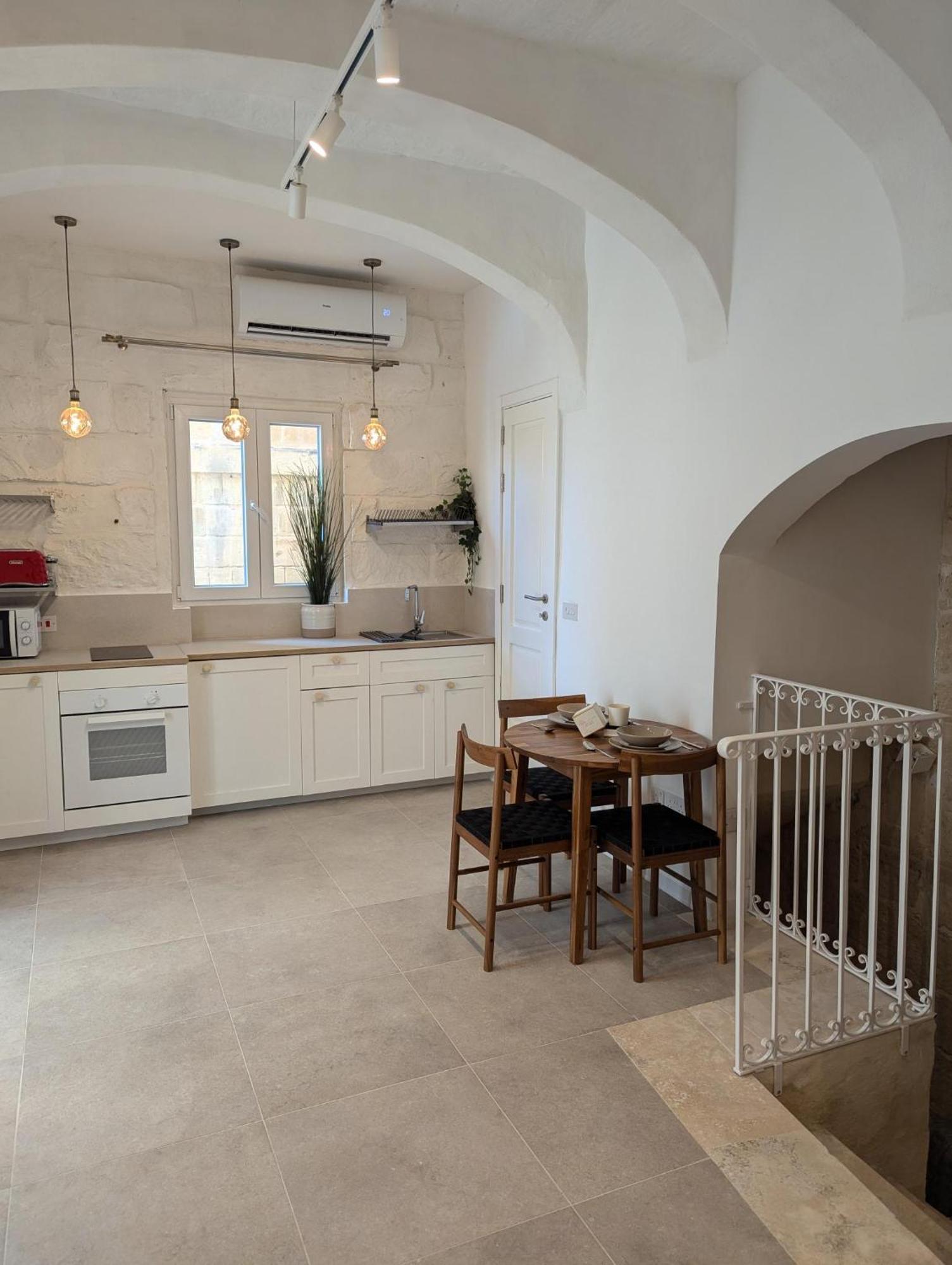 35, Boutique Escape