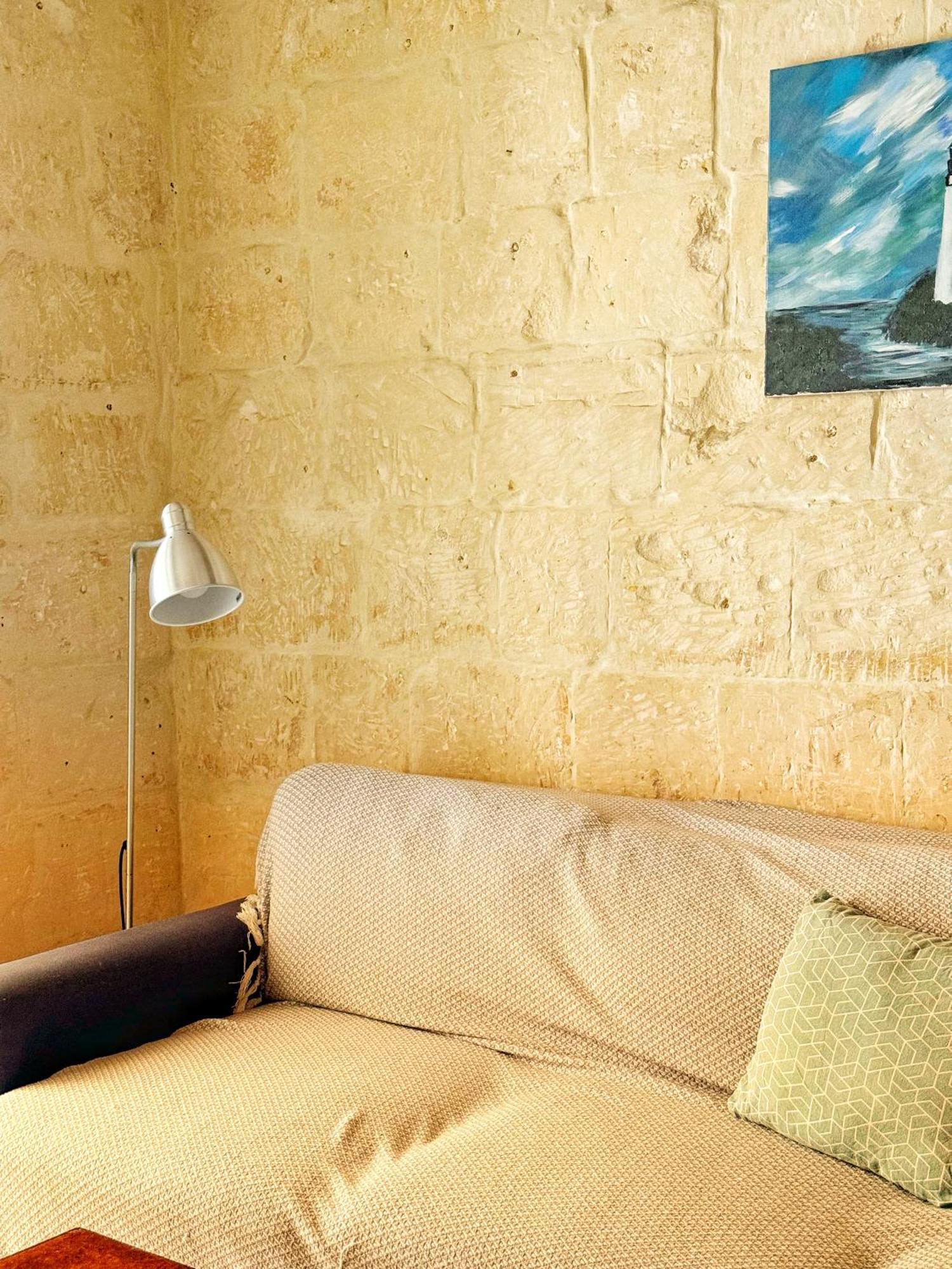 Main Street Cozy Townhouse Apartment *