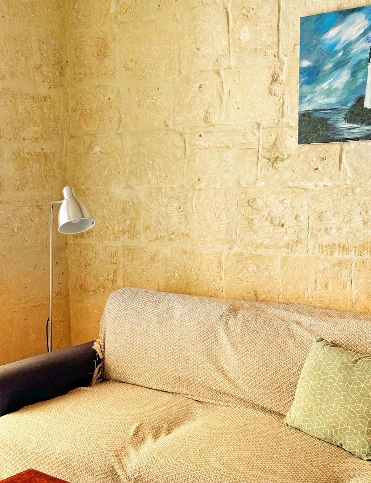 Main Street Cozy Townhouse Apartment *