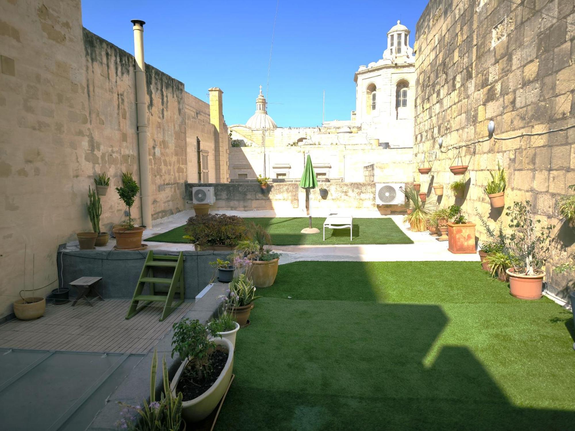 Stunning 3 Bedroom Town House Apartment *