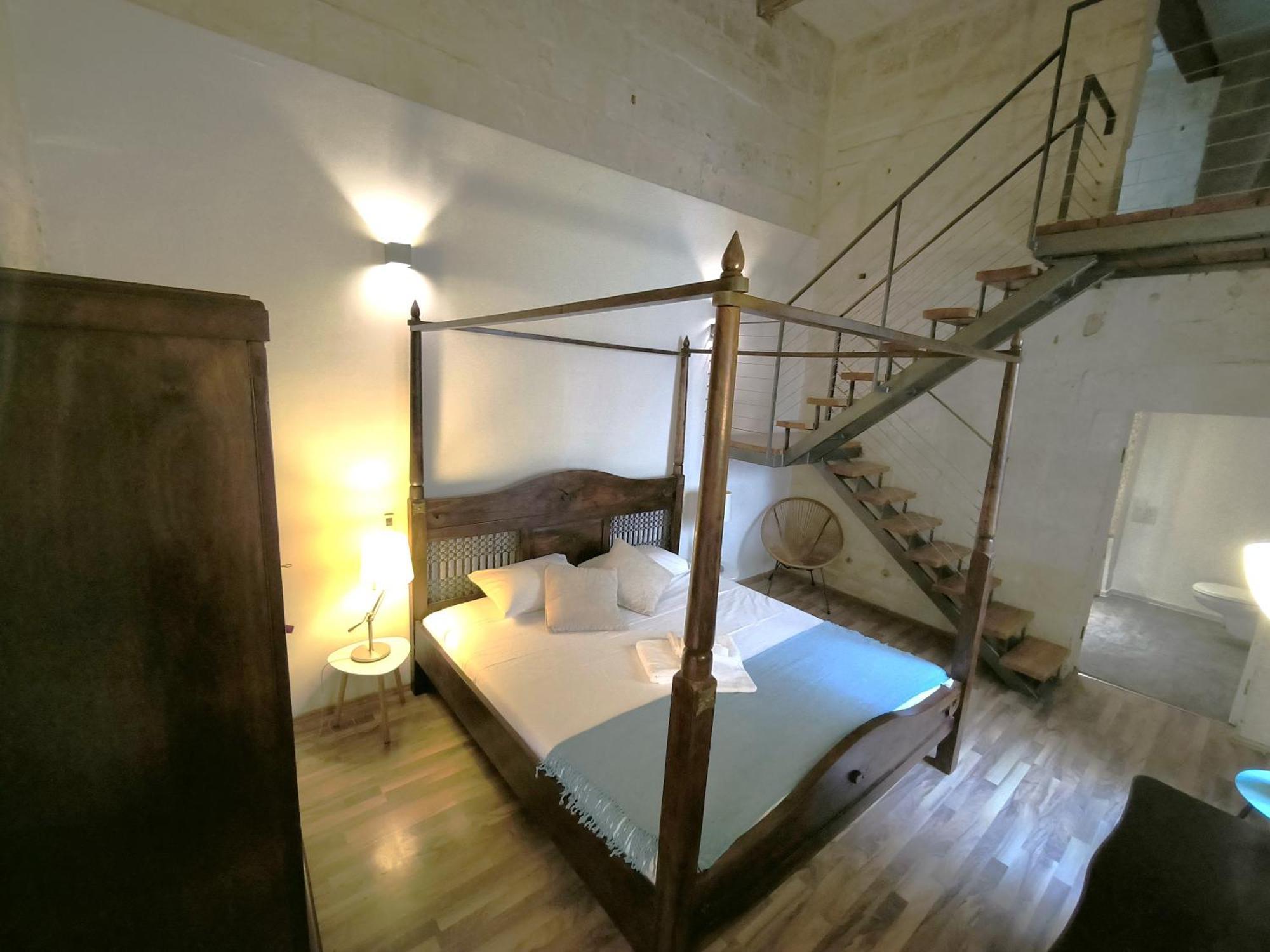 Stunning 3 Bedroom Town House Apartment *