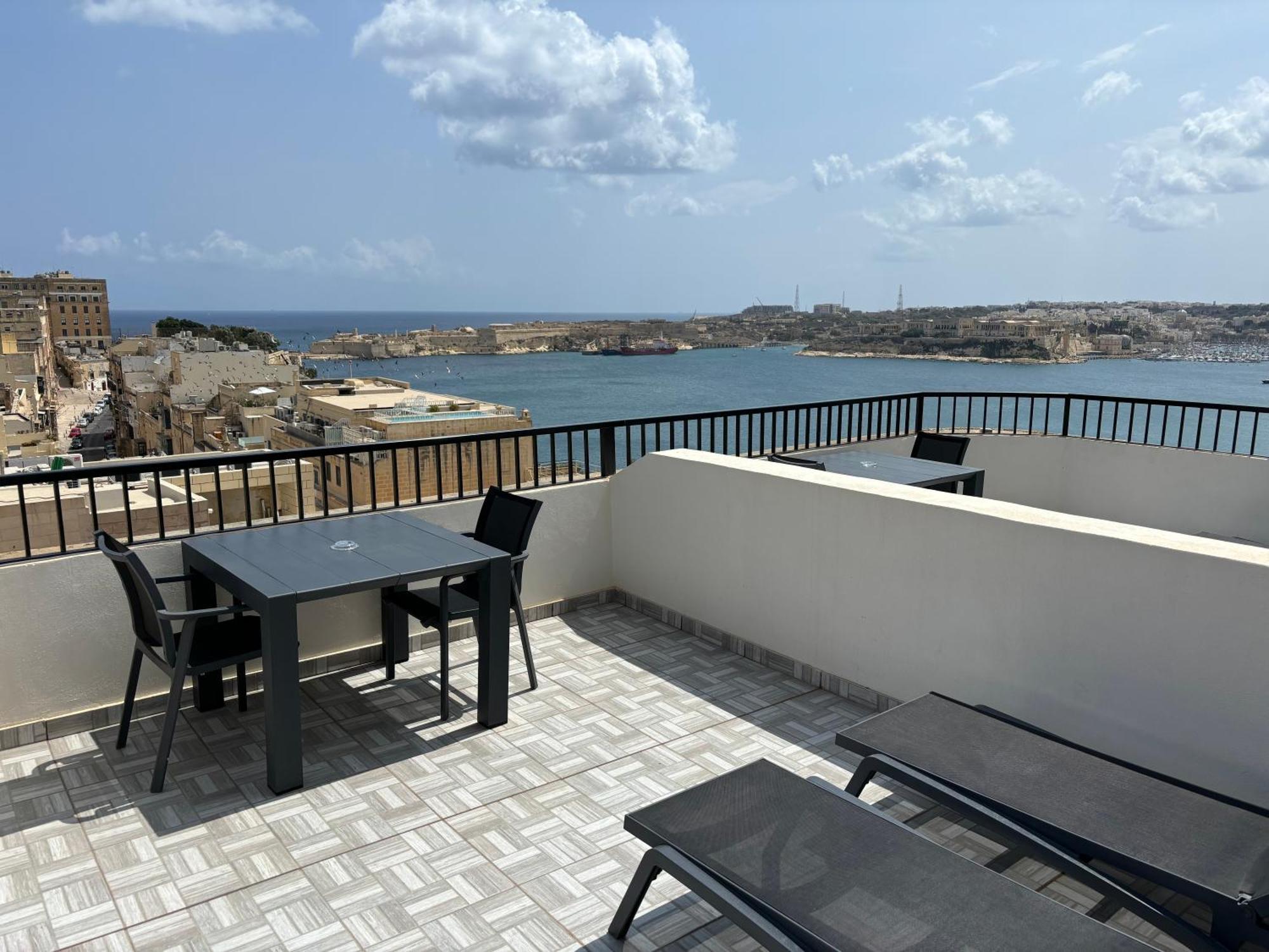 Hotel Grand Harbour