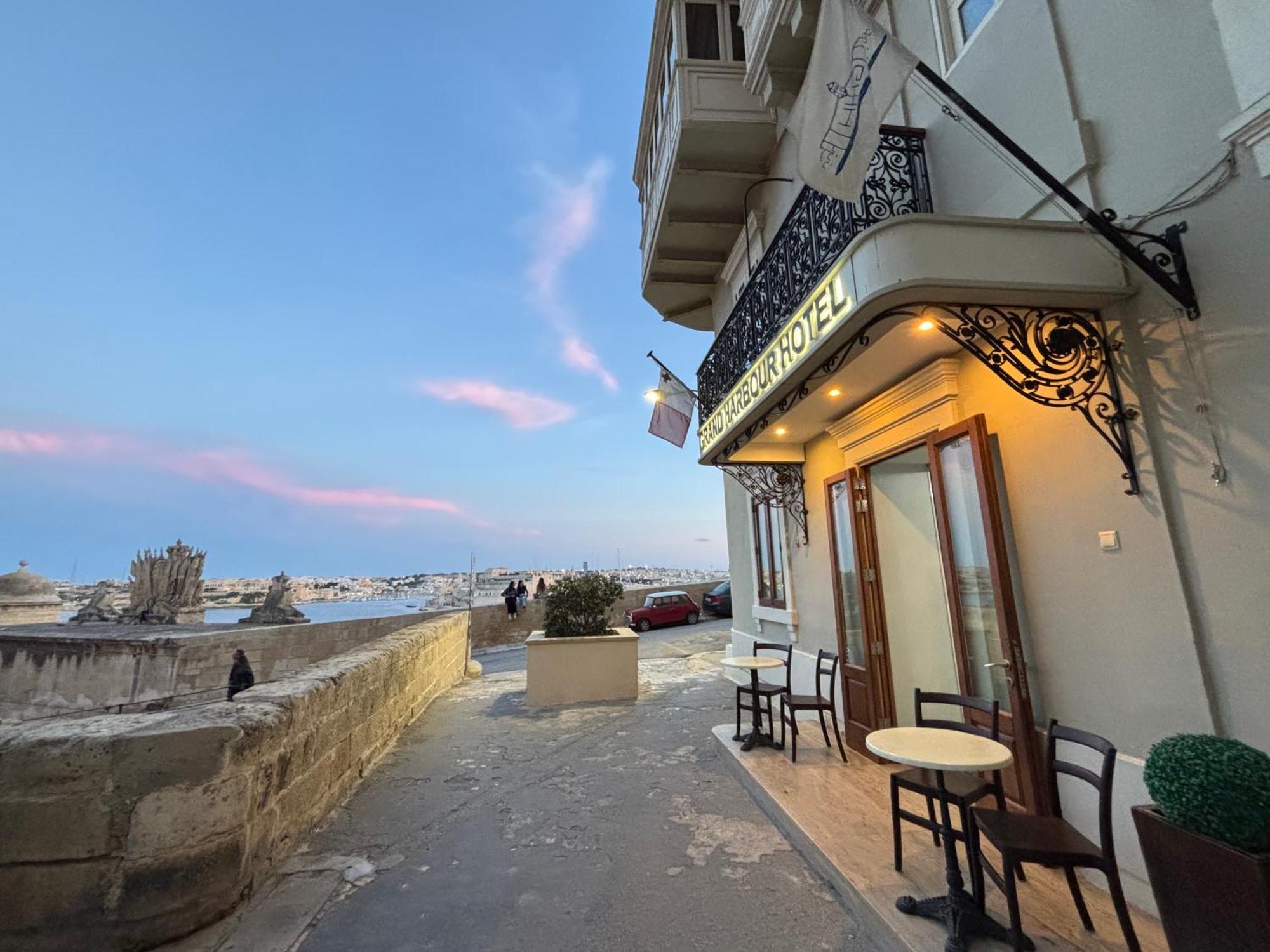 Grand Harbour Hotel 2*