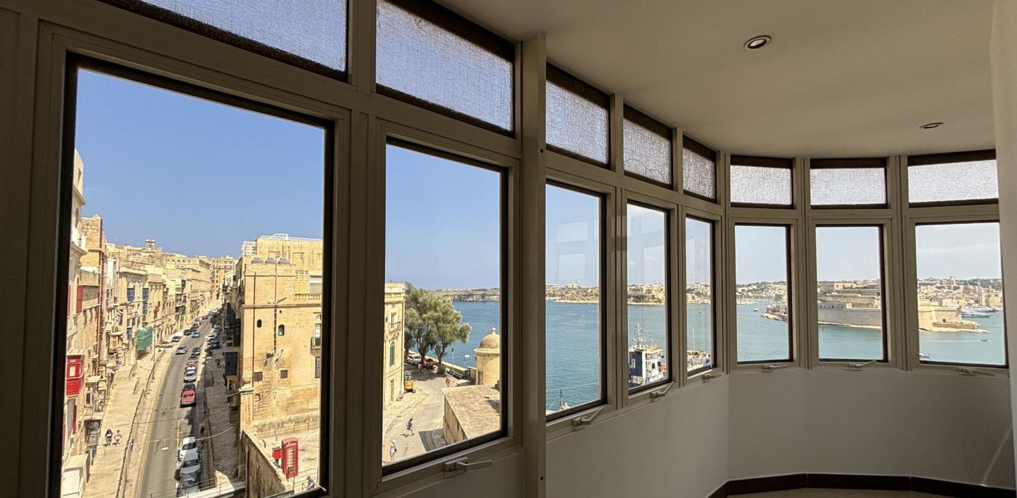 Hotel Grand Harbour 2*