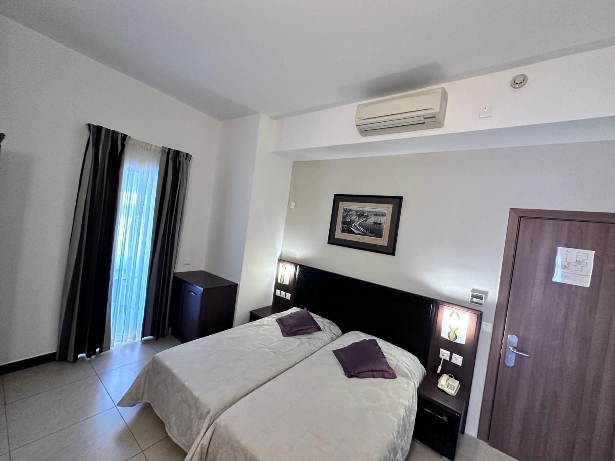 Grand Harbour Hotel