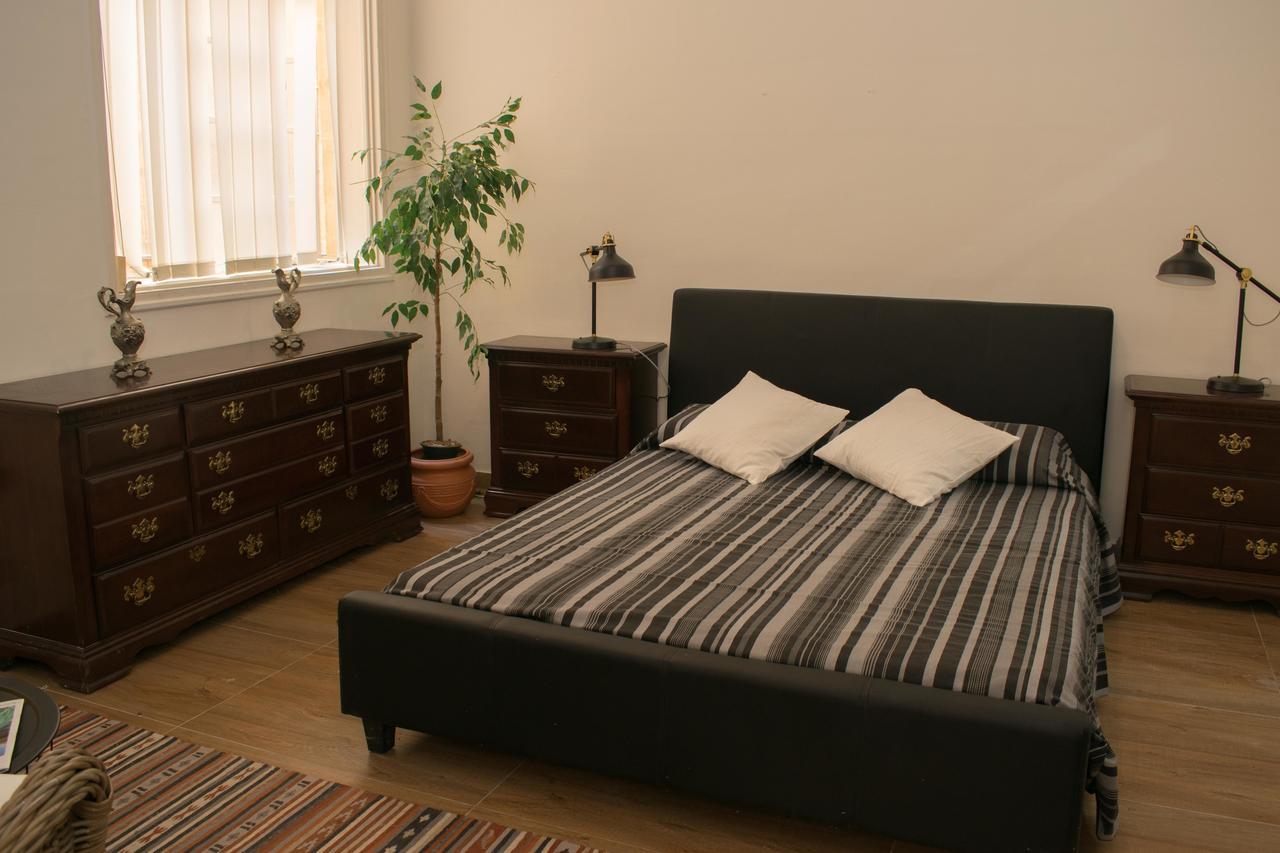 Vincenti Strait Street Apartment