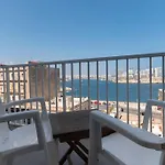Vallettastay - Harbor View Gem -Sea View 2 Bed Apt