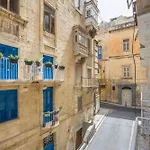 Traditional 2Br Stylish Townhouse With Maltese Balcony - Close To Triton Fountain Valletta, Sliema & Saint Julians