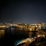 Grand Harbour Hotel