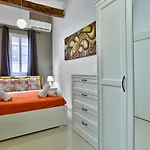 Charming Valletta 1 Bedroom Apartment Off Republic Street Sleeps 4
