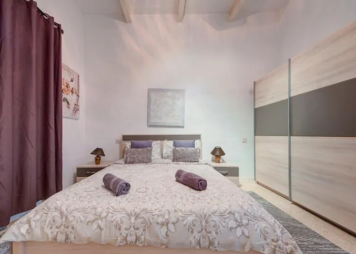 Valletta 2 Bedroom Sleeps 6 Apartment Walking Distance To Centre And The Sea