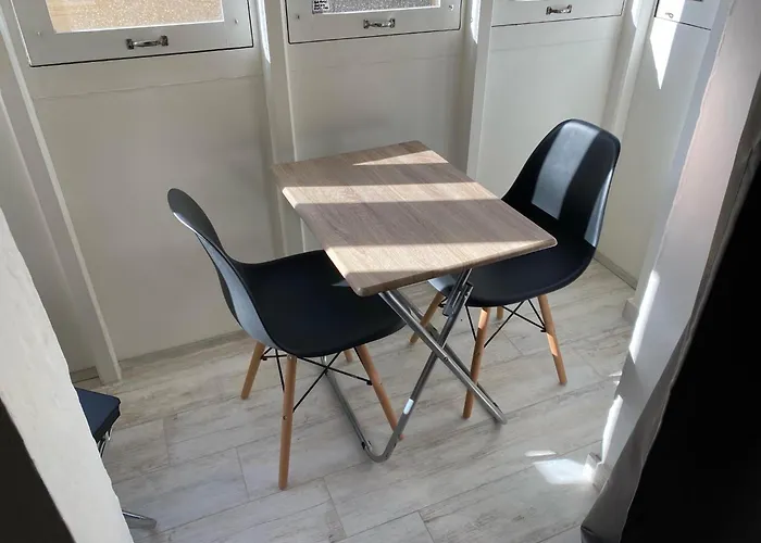 Charming 3 Storey Apartment In Valletta Centre, Ngri1-1