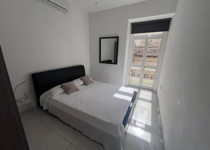 Sunny One Bedroom Apartment In Old Bakery Street