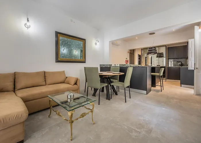 Traditional 2Br Stylish Townhouse With Maltese Balcony - Close To Triton Fountain Valletta, Sliema & Saint Julians