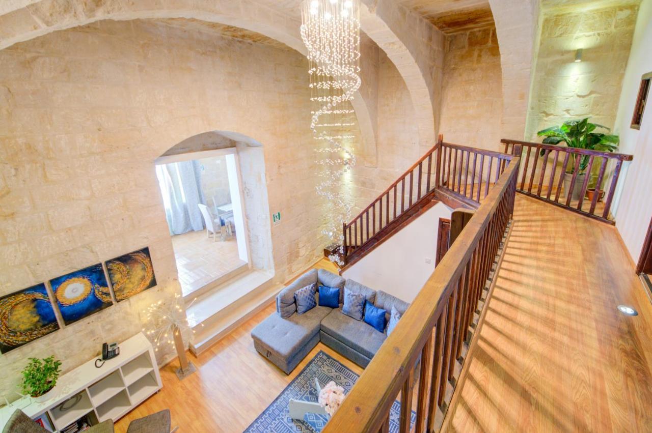 Unique Waterfront House Holiday home