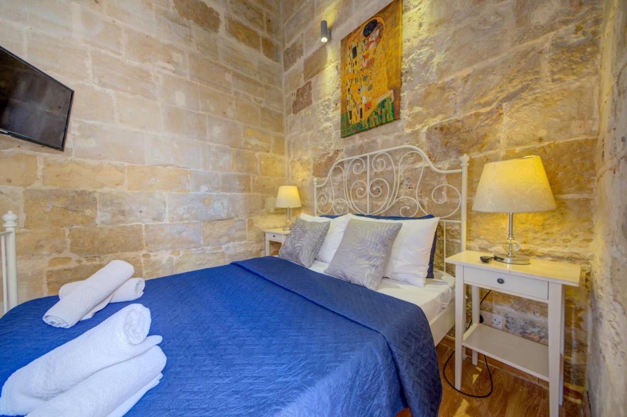 Unique Waterfront House Valletta
