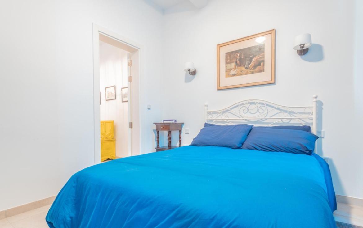 Blue Waves With Maltese Balcony Apartment Valletta