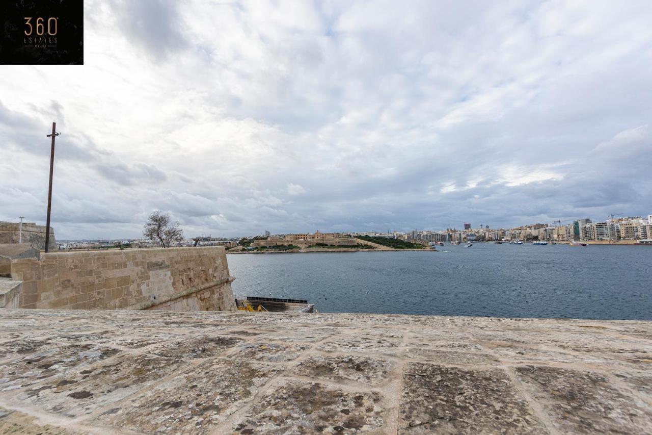 Seafront - Location, Floor With Wifi & Ac By 360 Estates