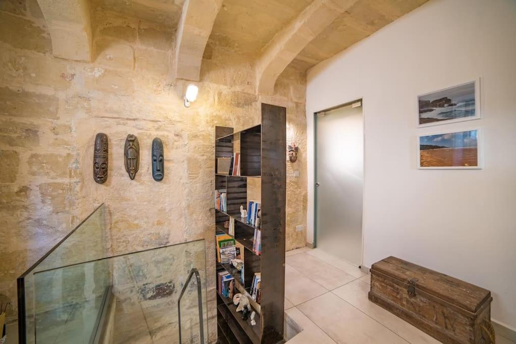 Apartment Ta- The Artist *
