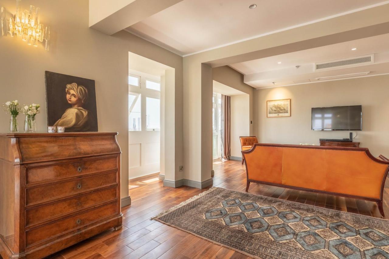 Stylish With Spectacular Views *