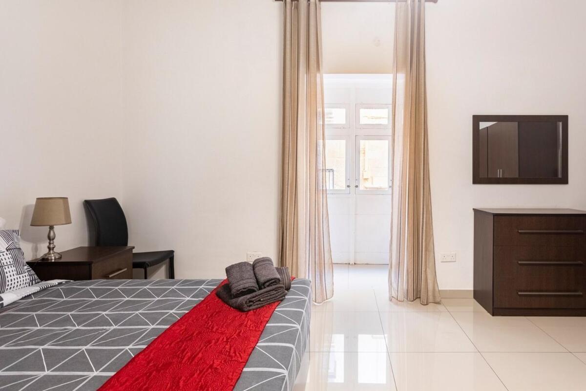 Superbly Located Cosy 2-bedroom Apartment *