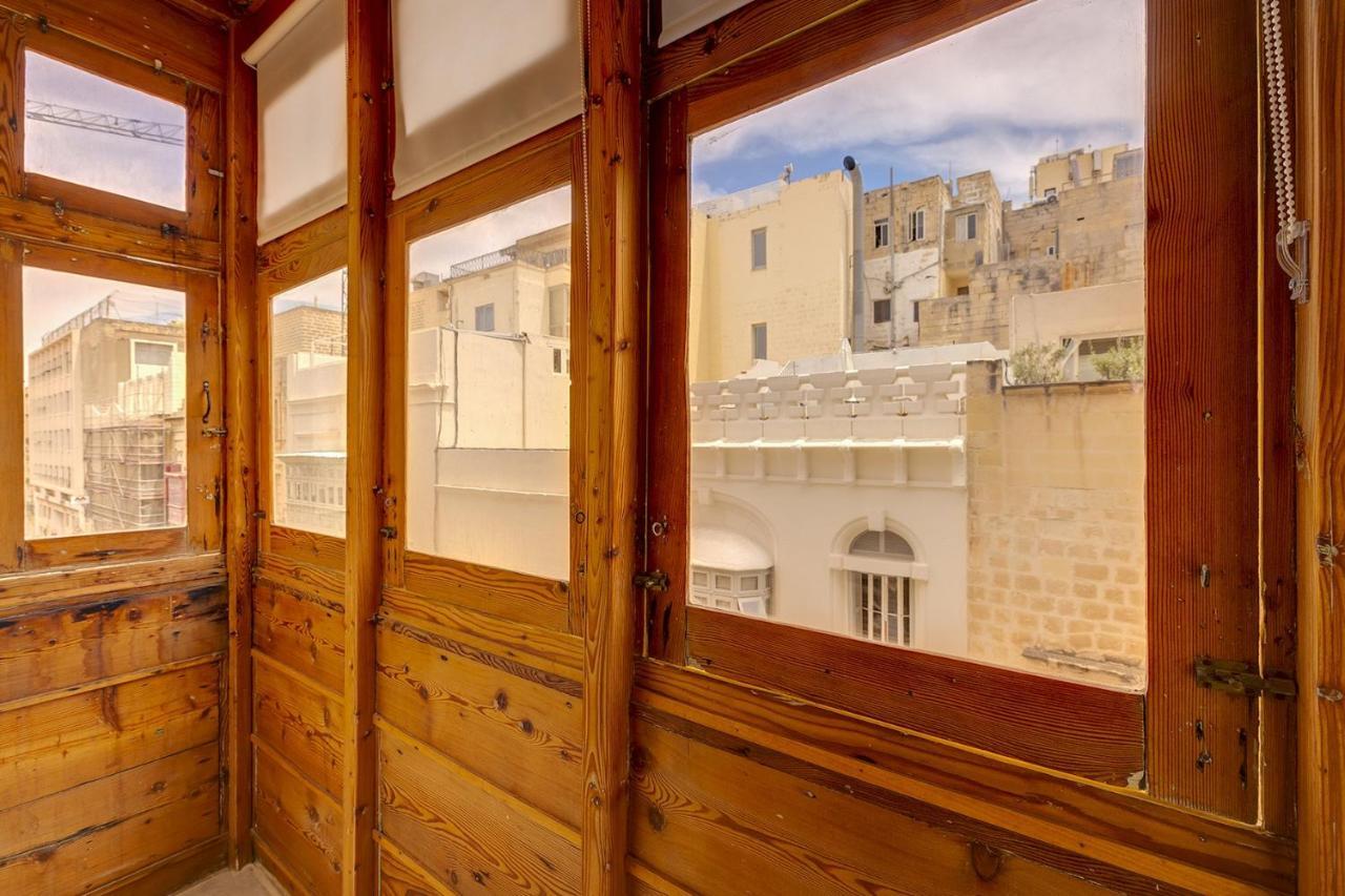 Comfy 2 Bedroom Flat In The Heart Of *