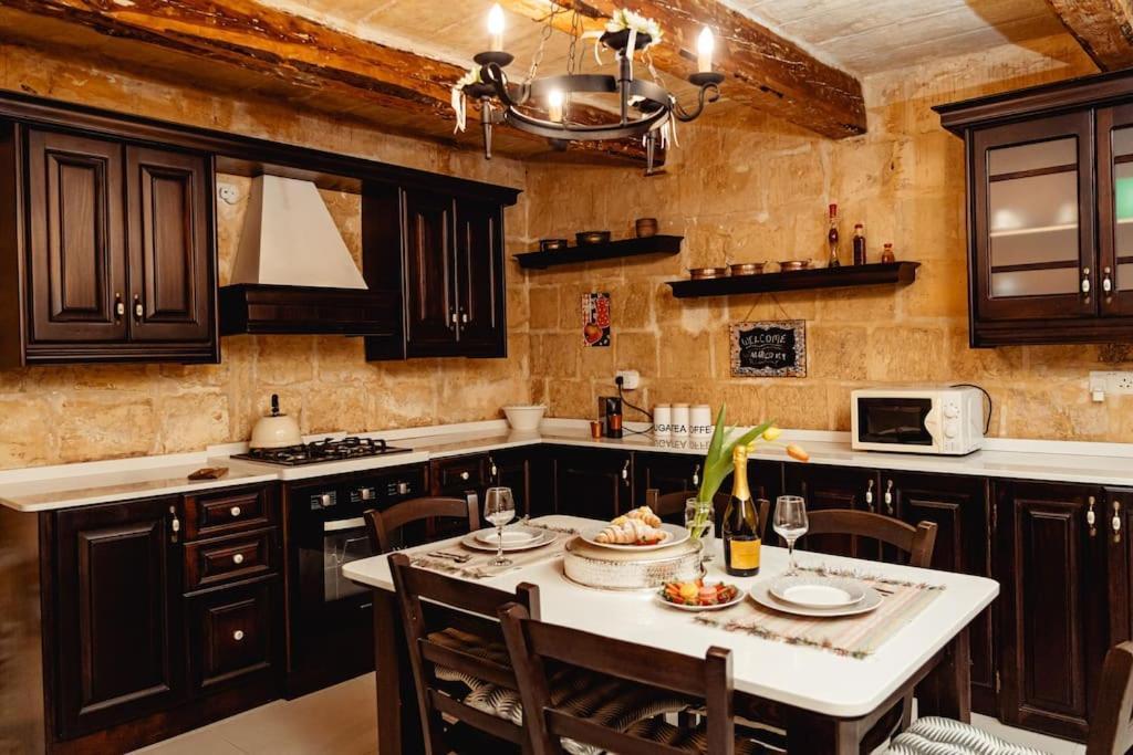 Apartment Enchanting 2bdr Townhouse In Centre! *
