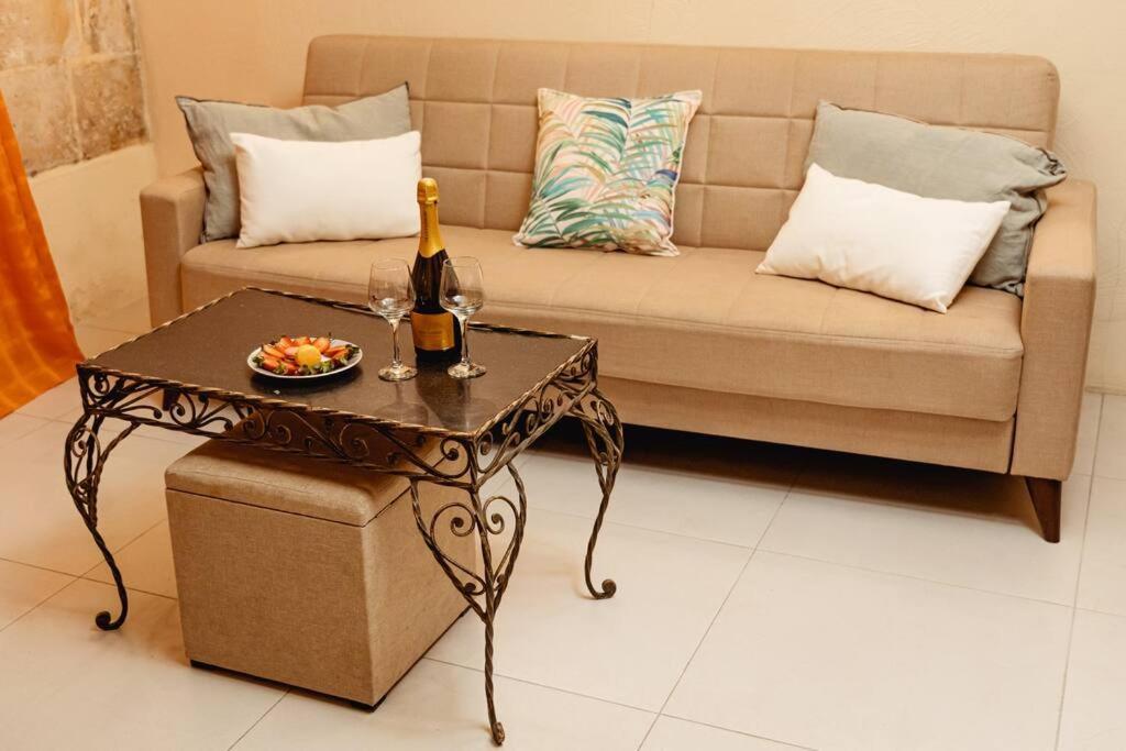 Enchanting 2bdr Townhouse In Centre!