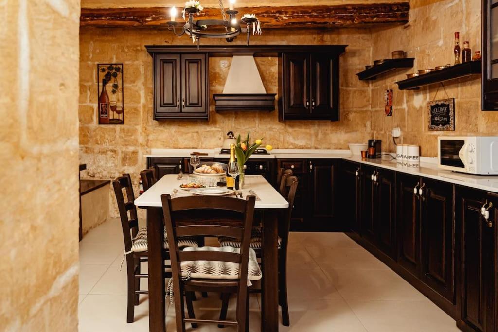 Enchanting 2bdr Townhouse In Centre! Apartment Valletta