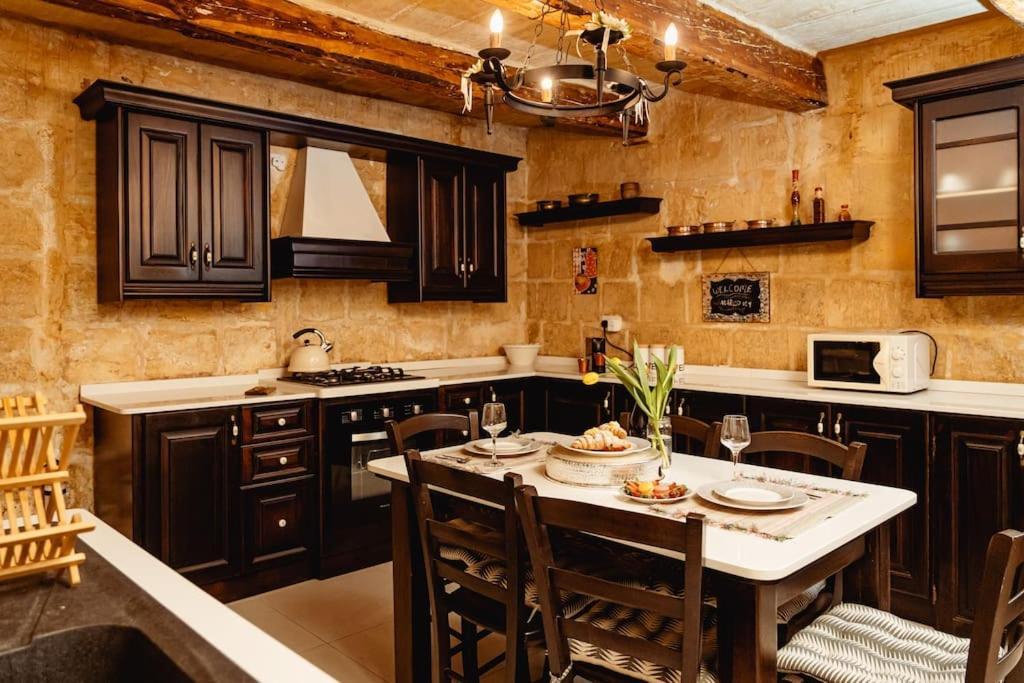 Enchanting 2bdr Townhouse In Centre! Apartment *