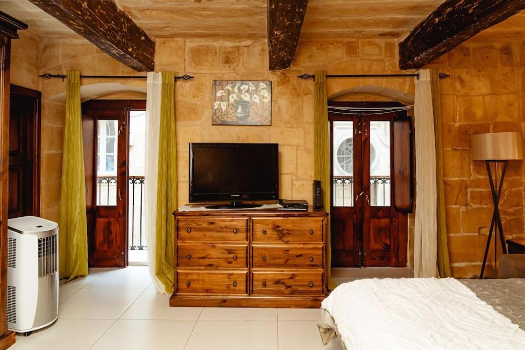 Enchanting 2bdr Townhouse In Centre!