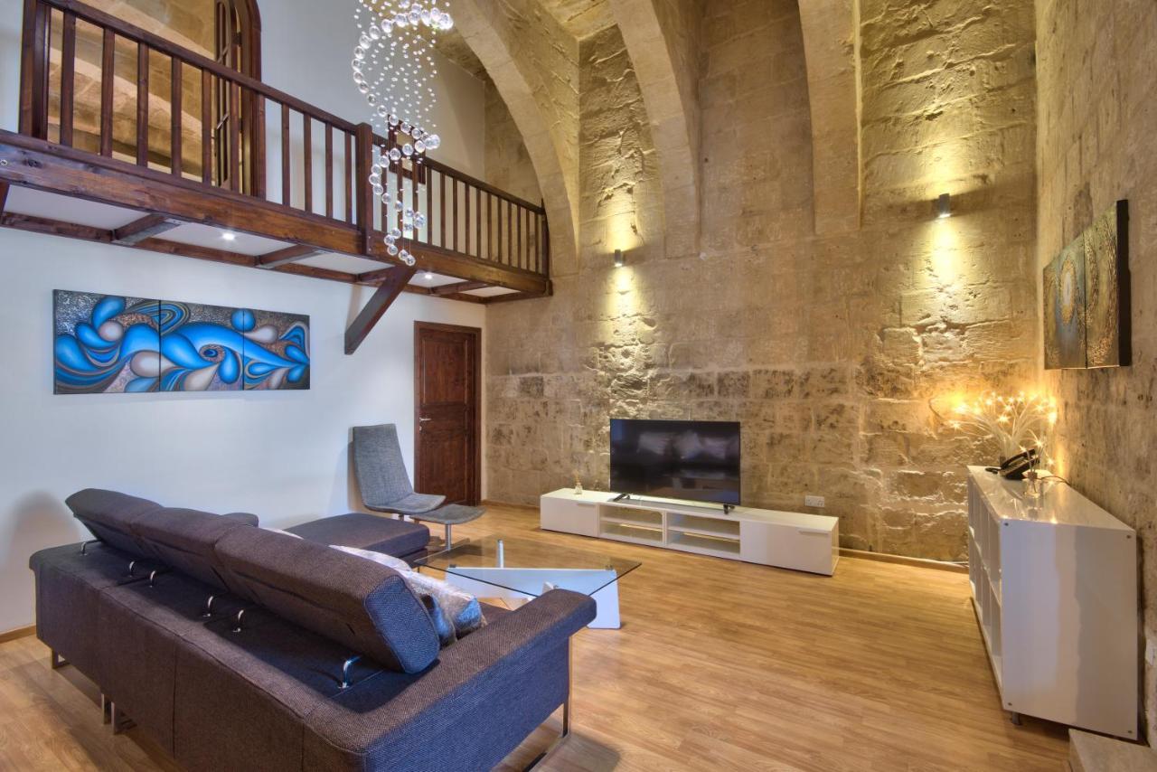 Unique Waterfront House Holiday home