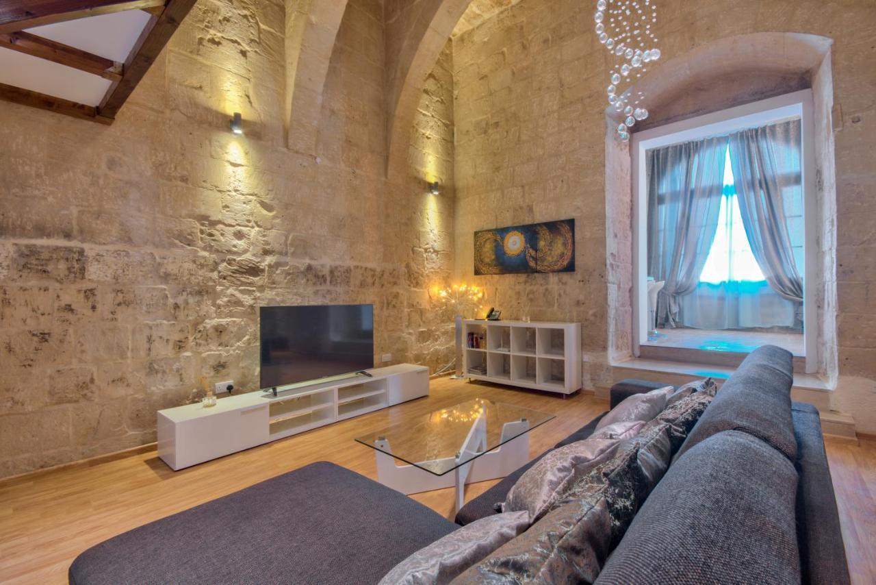 Unique Waterfront House Valletta