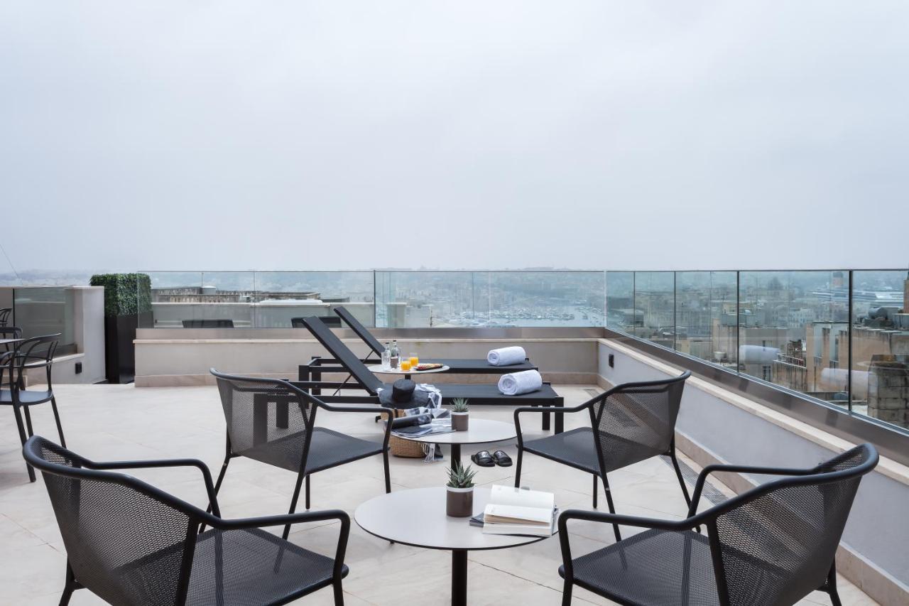 Hotel One One Two