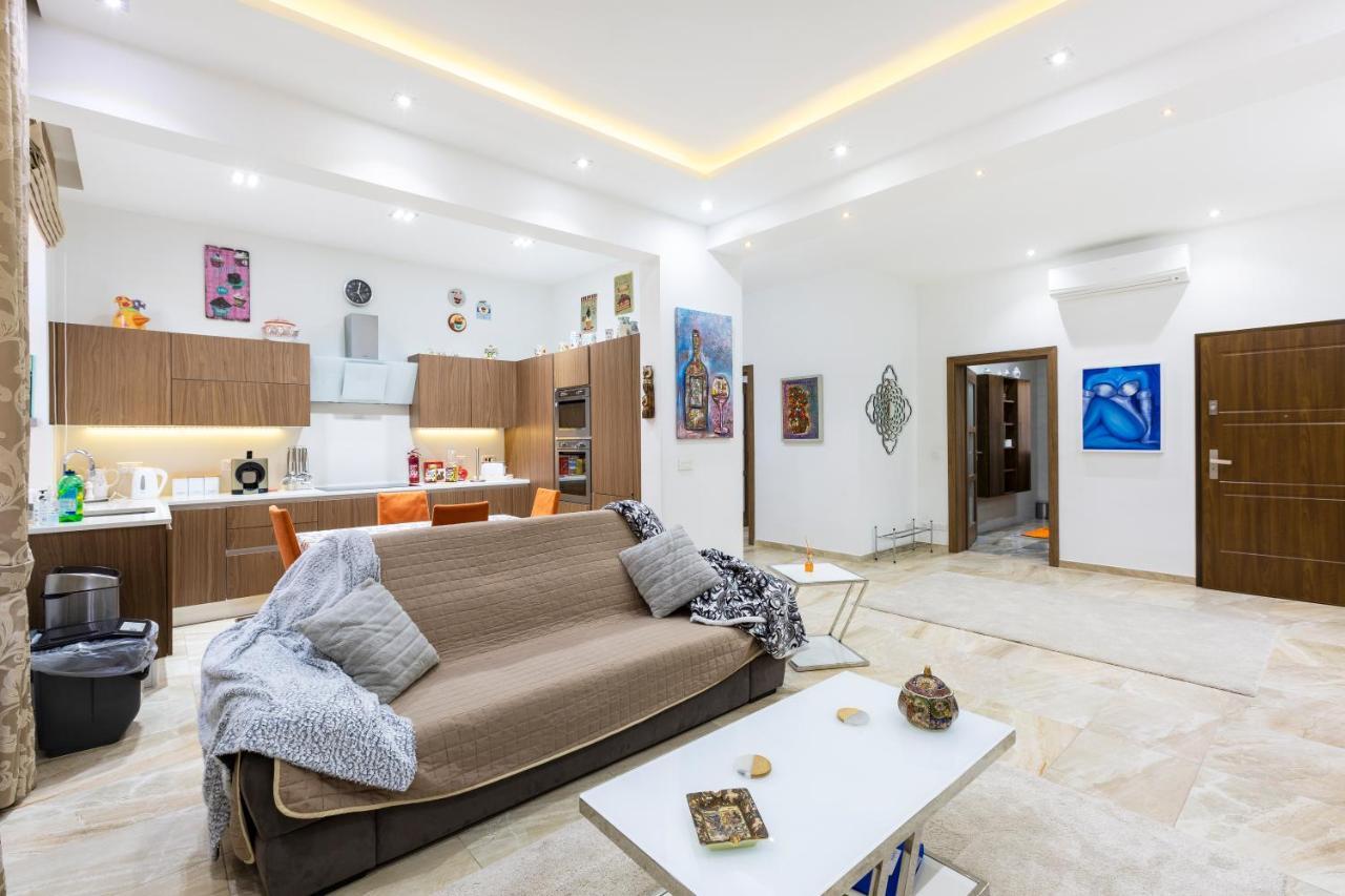 Large 3 Bedroom Apartment *