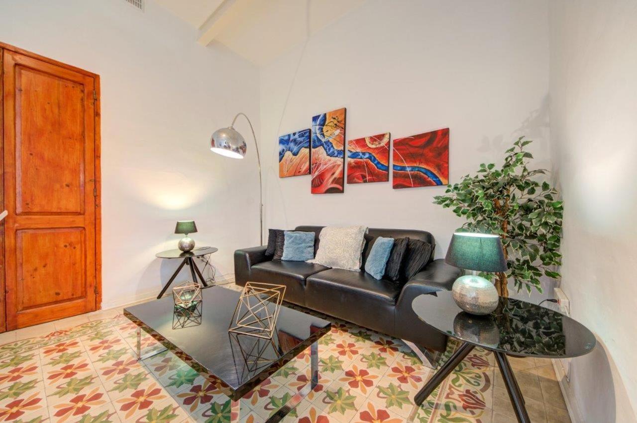 2 Bedroom Sleeps 6 Walking Distance To Centre And The Sea *