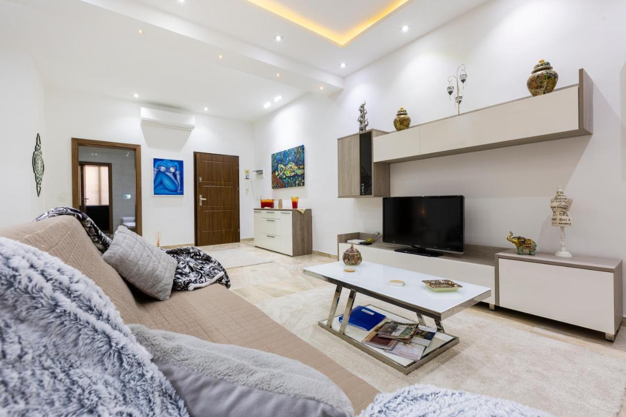 Apartment Large 3 Bedroom *