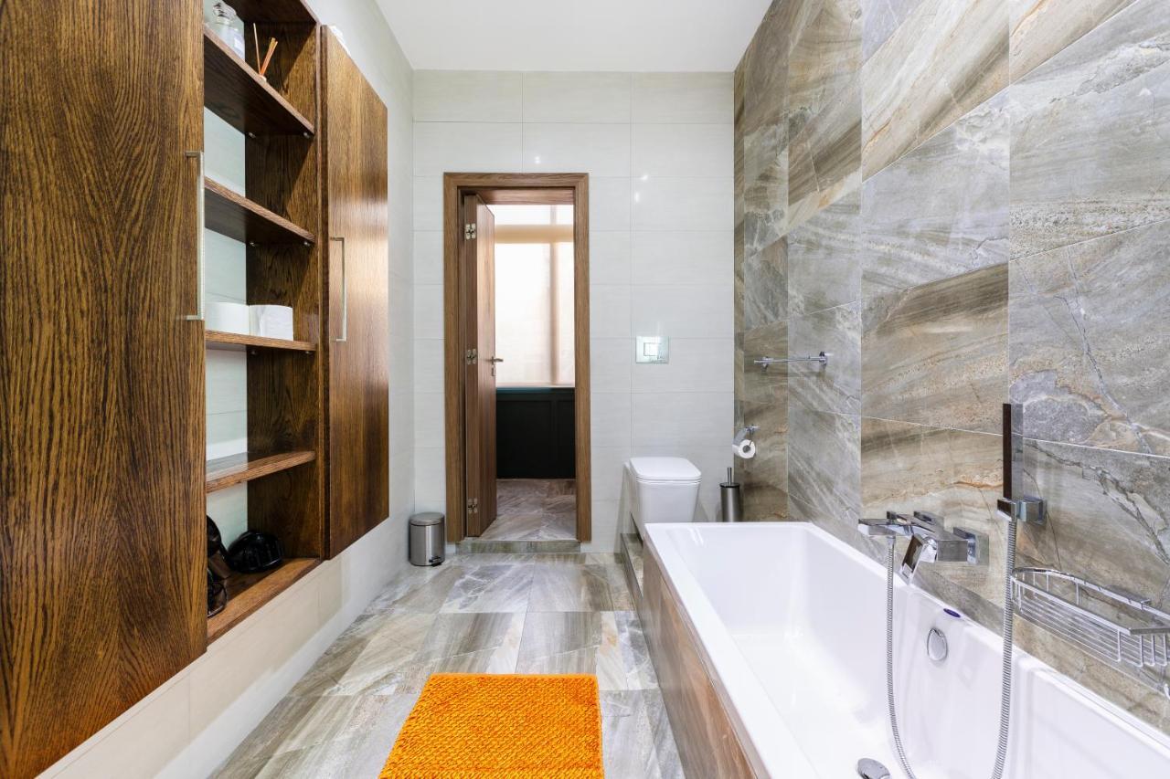 Large 3 Bedroom Apartment *