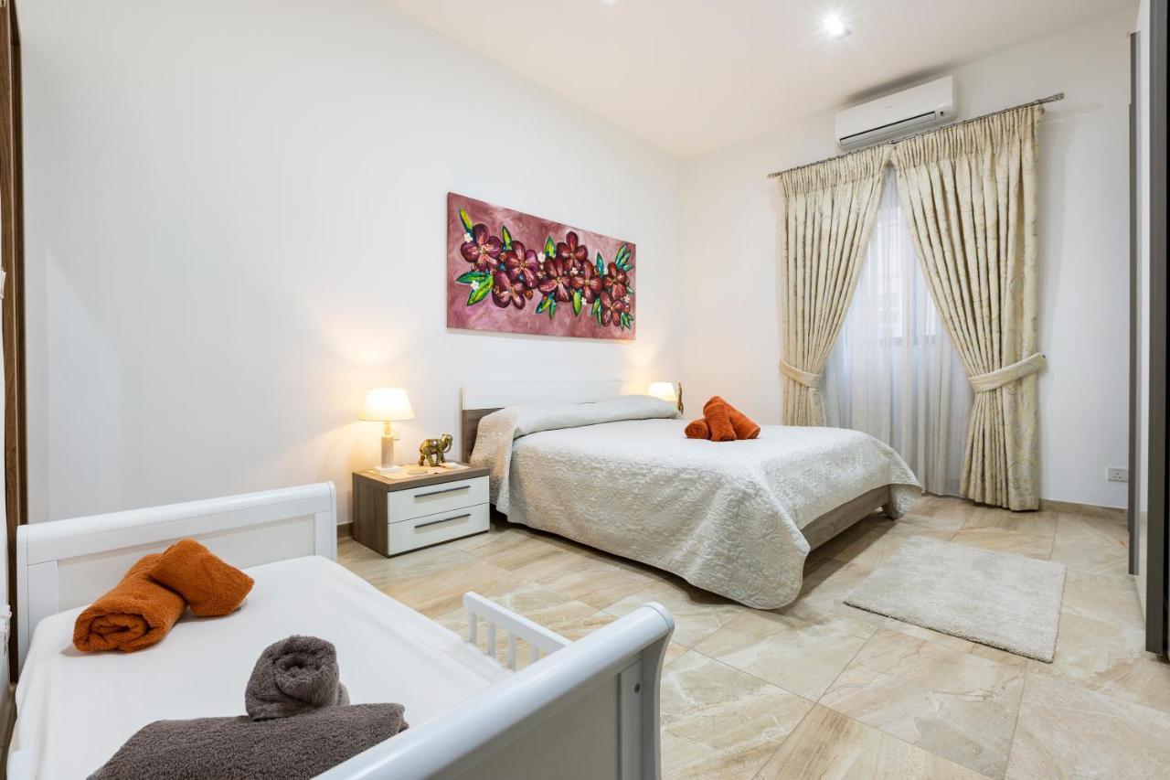 Large 3 Bedroom Apartment *