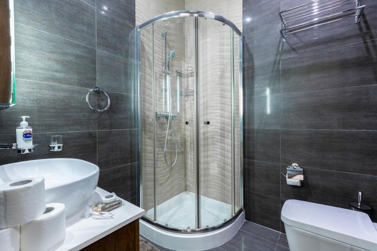 Large 3 Bedroom Apartment *