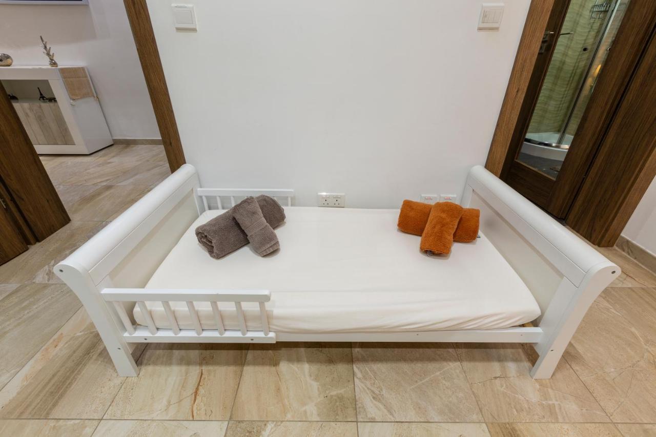 Large 3 Bedroom Apartment *