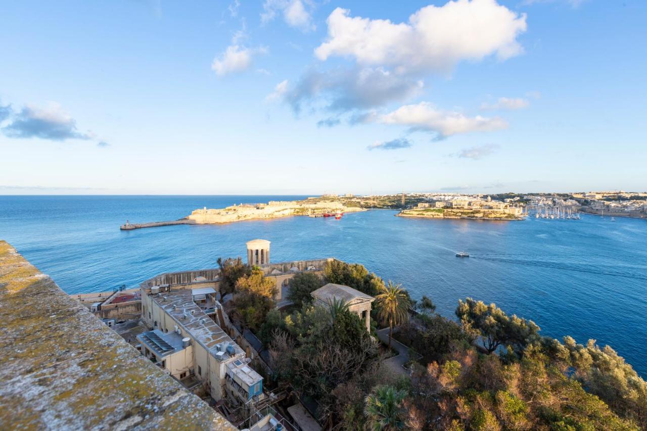Large 3 Bedroom Apartment *