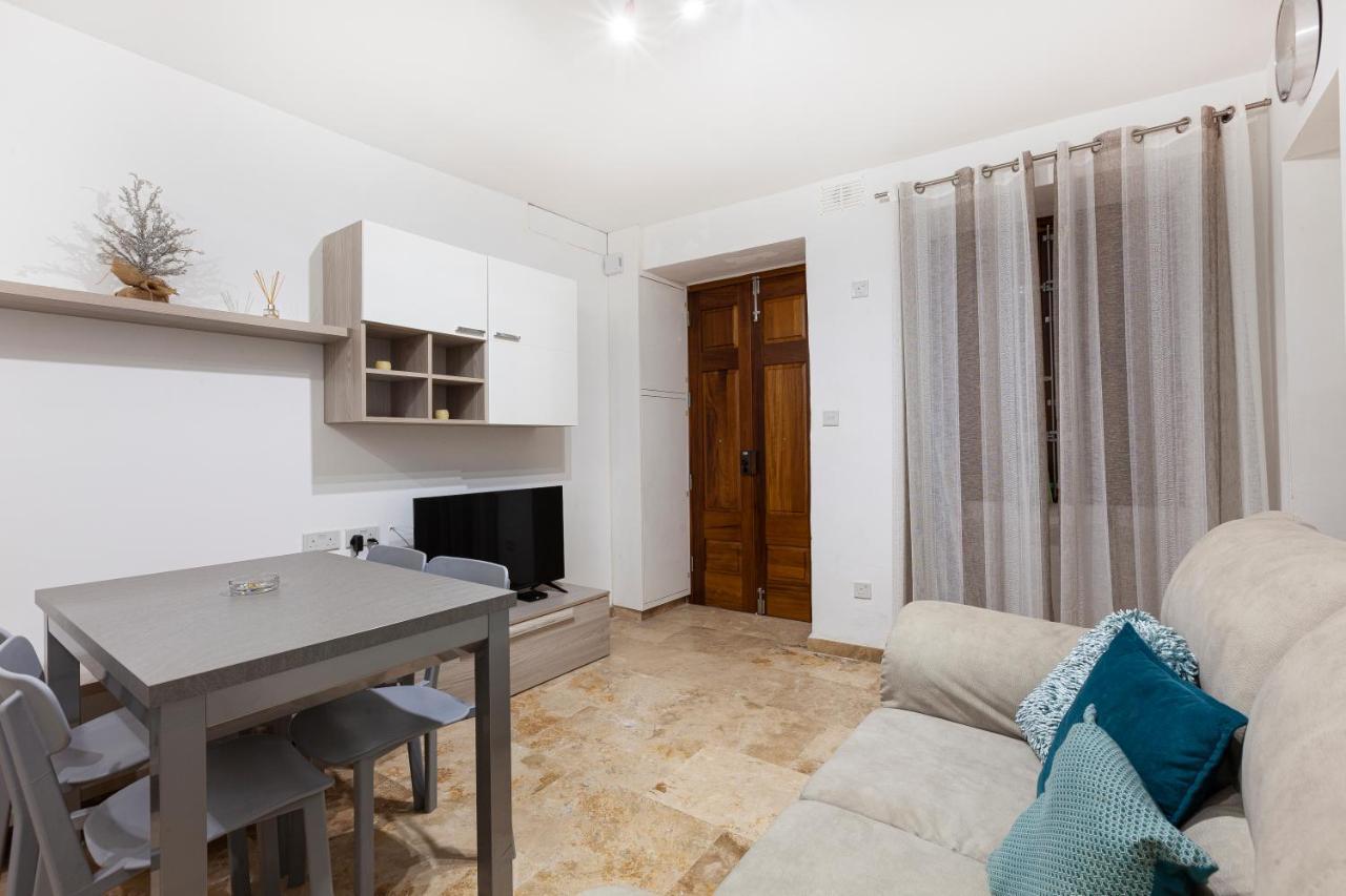 Designer With Comfy Sofa In By 360 Estates * Valeta