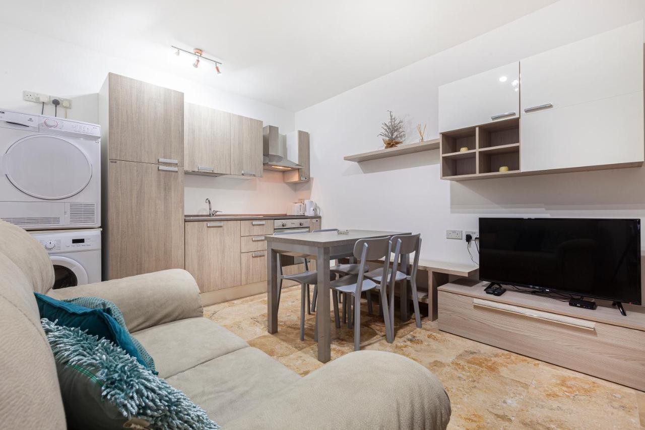 Designer With Comfy Sofa In By 360 Estates Apartamento *